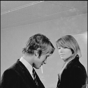 Jacques Dutronc et Françoise Hardy en duo sur le plateau d'une émission de télévision à Paris en 1967.