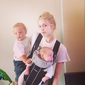 Peaches Geldof adore prendre des photos de ses enfants Astala et Phaedra sur les réseaux sociaux. Le 8 juillet elle a d'ailleurs posté de nombreux clichés de ses bébés sur Instagram. Ici on peut voir Phaedra, né le 24 avril 2013, et Astala, 1 an.
