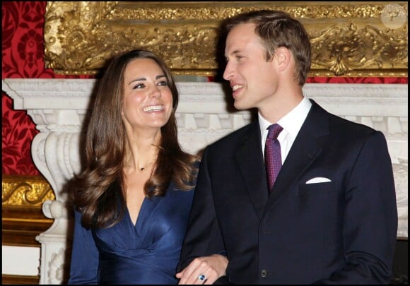 Kate Middleton, portant la robe Phylis signée Issa London, et le prince William au palais St James à Londres le 16 novembre 2010 lors de l'annonce de leurs fiançailles.