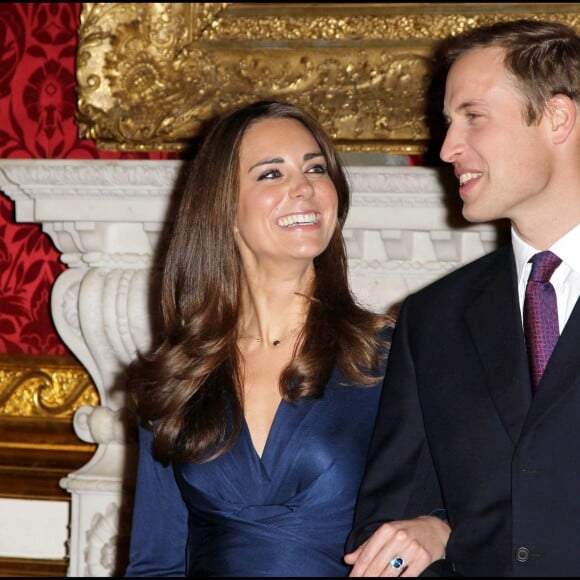 Kate Middleton, portant la robe Phylis signée Issa London, et le prince William au palais St James à Londres le 16 novembre 2010 lors de l'annonce de leurs fiançailles.