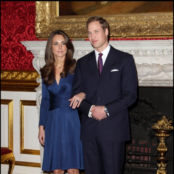 Kate Middleton, portant la robe Phylis signée Issa London, et le prince William au palais St James à Londres le 16 novembre 2010 lors de l'annonce de leurs fiançailles.