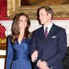 Kate Middleton, portant la robe Phylis signée Issa London, et le prince William au palais St James à Londres le 16 novembre 2010 lors de l'annonce de leurs fiançailles.
