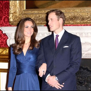 Kate Middleton, portant la robe Phylis signée Issa London, et le prince William au palais St James à Londres le 16 novembre 2010 lors de l'annonce de leurs fiançailles.