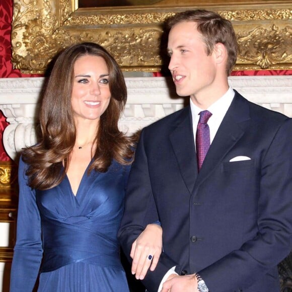 Kate Middleton, portant la robe Phylis signée Issa London, et le prince William au palais St James à Londres le 16 novembre 2010 lors de l'annonce de leurs fiançailles.