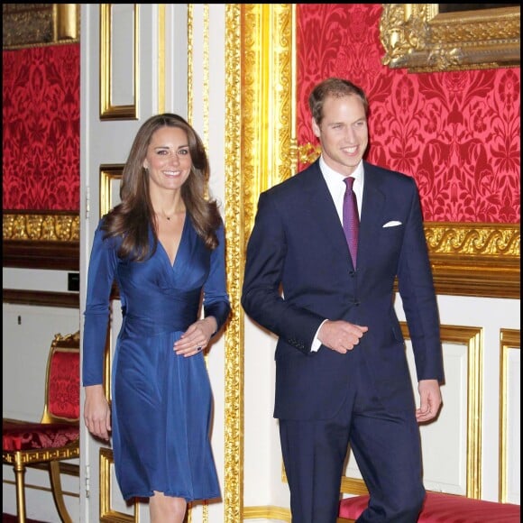 Kate Middleton, portant la robe Phylis signée Issa London, et le prince William au palais St James à Londres le 16 novembre 2010 lors de l'annonce de leurs fiançailles.