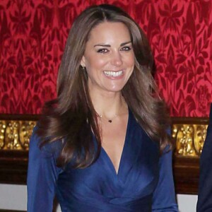 Kate Middleton, portant la robe Phylis signée Issa London, et le prince William au palais St James à Londres le 16 novembre 2010 lors de l'annonce de leurs fiançailles.