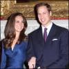 Kate Middleton, portant la robe Phylis signée Issa London, et le prince William au palais St James à Londres le 16 novembre 2010 lors de l'annonce de leurs fiançailles.