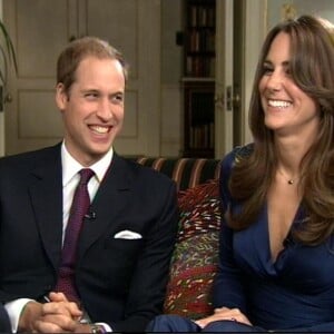 Kate Middleton, portant la robe Phylis signée Issa London, avec le prince William au palais St James à Londres le 16 novembre 2010 lors de l'annonce de leurs fiançailles.