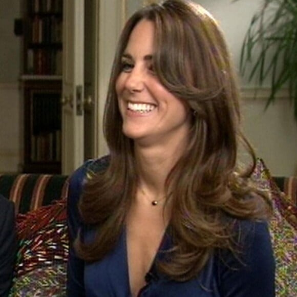 Kate Middleton, portant la robe Phylis signée Issa London, avec le prince William au palais St James à Londres le 16 novembre 2010 lors de l'annonce de leurs fiançailles.