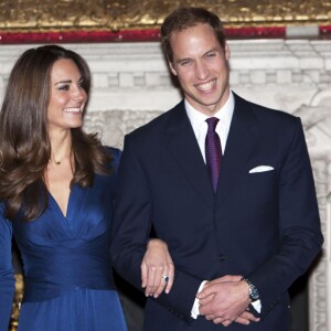 Kate Middleton, portant la robe Phylis signée Issa London, avec le prince William au palais St James à Londres le 16 novembre 2010 lors de l'annonce de leurs fiançailles.