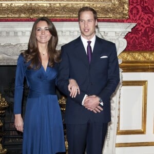 Kate Middleton, portant la robe Phylis signée Issa London, avec le prince William au palais St James à Londres le 16 novembre 2010 lors de l'annonce de leurs fiançailles.