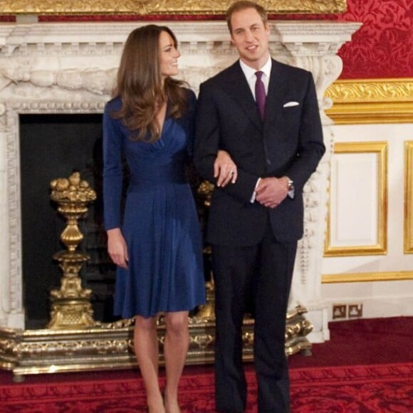 Kate Middleton, portant la robe Phylis signée Issa London, avec le prince William au palais St James à Londres le 16 novembre 2010 lors de l'annonce de leurs fiançailles.