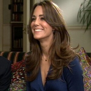 Kate Middleton, portant la robe Phylis signée Issa London, avec le prince William au palais St James à Londres le 16 novembre 2010 lors de l'annonce de leurs fiançailles.