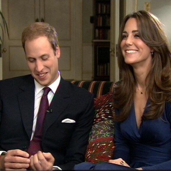 Kate Middleton, portant la robe Phylis signée Issa London, avec le prince William au palais St James à Londres le 16 novembre 2010 lors de l'annonce de leurs fiançailles.
