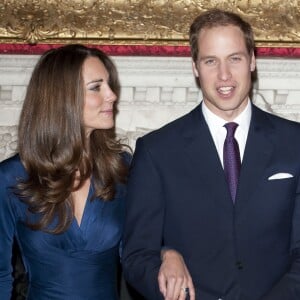 Kate Middleton, portant la robe Phylis signée Issa London, avec le prince William au palais St James à Londres le 16 novembre 2010 lors de l'annonce de leurs fiançailles.