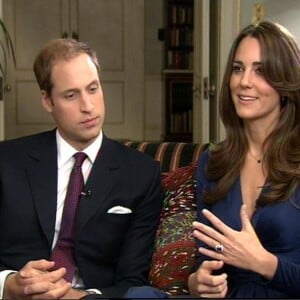 Kate Middleton, portant la robe Phylis signée Issa London, avec le prince William au palais St James à Londres le 16 novembre 2010 lors de l'annonce de leurs fiançailles.