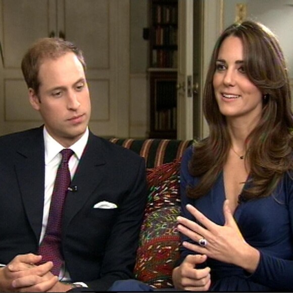 Kate Middleton, portant la robe Phylis signée Issa London, avec le prince William au palais St James à Londres le 16 novembre 2010 lors de l'annonce de leurs fiançailles.