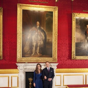 Kate Middleton, portant la robe Phylis signée Issa London, avec le prince William au palais St James à Londres le 16 novembre 2010 lors de l'annonce de leurs fiançailles.