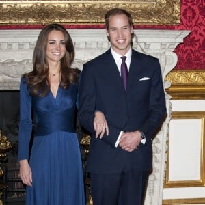 Kate Middleton, portant la robe Phylis signée Issa London, avec le prince William au palais St James à Londres le 16 novembre 2010 lors de l'annonce de leurs fiançailles.