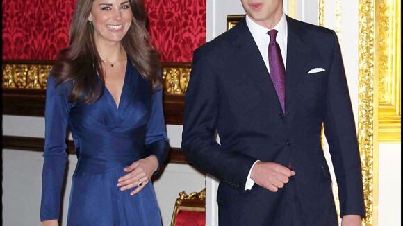 Kate Middleton, portant la robe Phylis signée Issa London, et le prince William annonçaient le 16 novembre 2010 au palais St James à Londres leurs fiançailles.