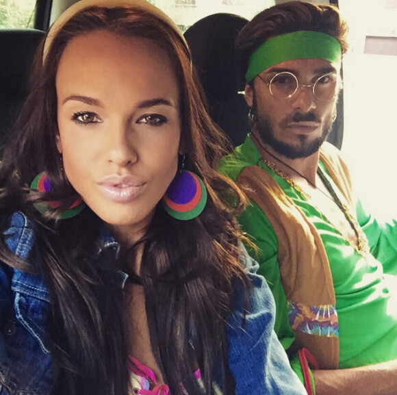 Vanessa Lawrens et Julien Guirado déguisés en mode hippie. Juillet 2015.
