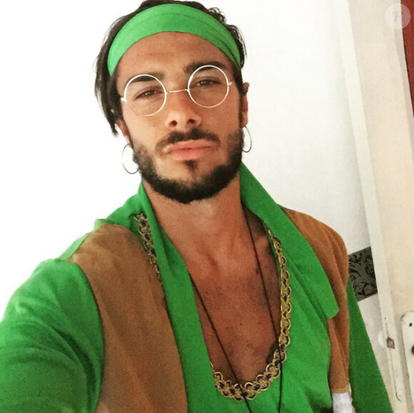 Julien Guirado déguisé pour une soirée hippie. Juillet 2015.