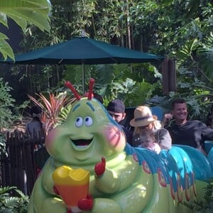 Christina Aguilera et Matt Rutler avec leur fille Summer Rain à Disneyland, Los Angeles, le 17 mai 2015