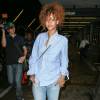 Rihanna arrive à l'aéroport avec des escarpins à fourrure rose à Los Angeles, le 21 juillet 2015.