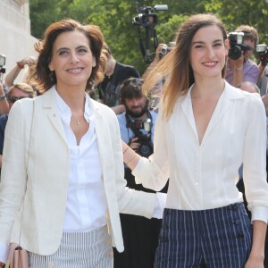 Inès de la Fressange et sa fille Nine d'Urso au défilé de mode "Chanel", collection Haute-Couture automne-hiver 2015/2016, au Grand Palais à Paris. Le 7 juillet 2015