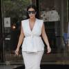 Kim Kardashian, enceinte, quitte l'hôtel The Peninsula à Paris, tout de crème vêtue avec un gilet ceinturé Isabel Marant, une jupe en cachemire Donna Karan New York et de sandales Manolo Blahnik. Le 21 juillet 2015.