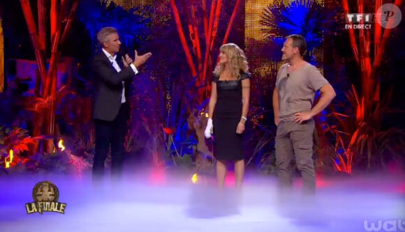 Denis Brogniart, Chantal et Marc, sur le plateau de la finale de Koh-Lanta 2015 sur TF1, le vendredi 24 juillet 2015.