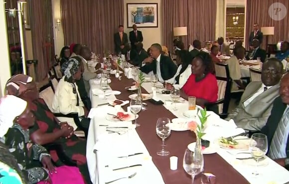 Barack Obama retrouve sa demi-soeur Auma et dîne en famille lors de sa visite à Nairobi au Kenya, le 24 juillet 2015.