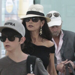 Catherine Zeta-Jones, Michael Douglas et leurs enfants Carys et Dylan arrivent à l'aéroport de Barcelone, le 17 juin 2014