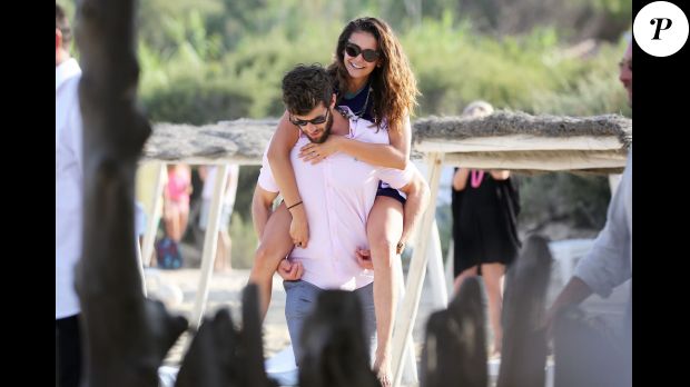 Nina Dobrev grimpe sur les épaules de son nouveau chéri, Austin Stowell, en quittant le cub 55 à Saint-Tropez, le 24 juillet 2015.  VIDEO EXCLUSIVE, TOUTE REPRISE INTERDITE.  