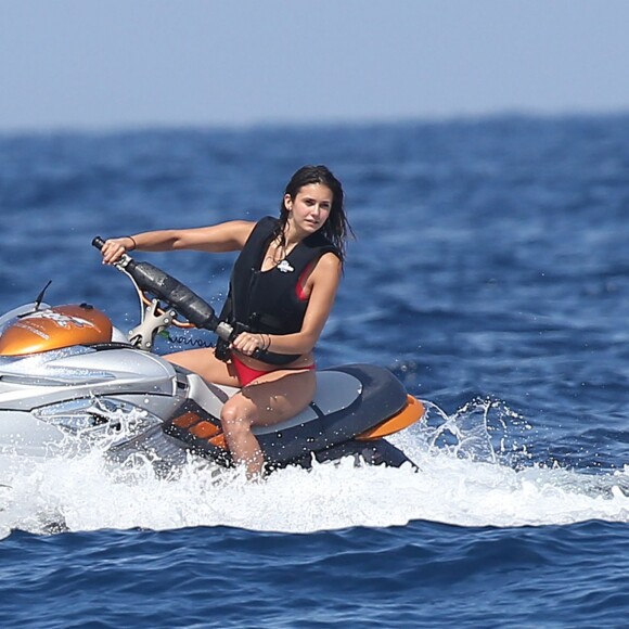 L'actrice Nina Dobrev à Saint-Tropez le 24 juillet 2015.