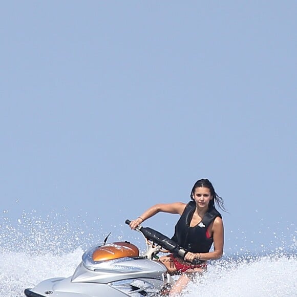 L'actrice Nina Dobrev à Saint-Tropez le 24 juillet 2015.