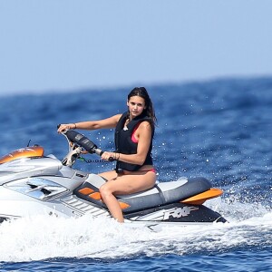 L'actrice Nina Dobrev en jet-ski à Saint-Tropez le 24 juillet 2015.