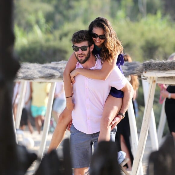 L'actrice Nina Dobrev et son nouveau compagnon Austin Stowell sur la plage à Saint-Tropez le 24 juillet 2015.