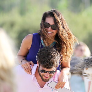 L'actrice Nina Dobrev et son nouveau compagnon Austin Stowell s'amusent sur la plage à Saint-Tropez le 24 juillet 2015.