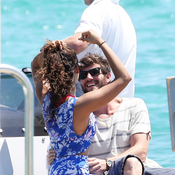 L'actrice Nina Dobrev et son nouveau compagnon Austin Stowell à Saint-Tropez, juillet 2015.