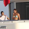Michelle Rodriguez sur yacht Ecstasea pendant que Nina Dobrev et ses amis se baignent. Saint-Tropez, juillet 2015