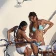 Michelle Rodriguez sur le yacht Ecstasea en bikini blanc pendant que Nina Dobrev et ses amis se baignent. Saint-Tropez, 24 juillet 2015