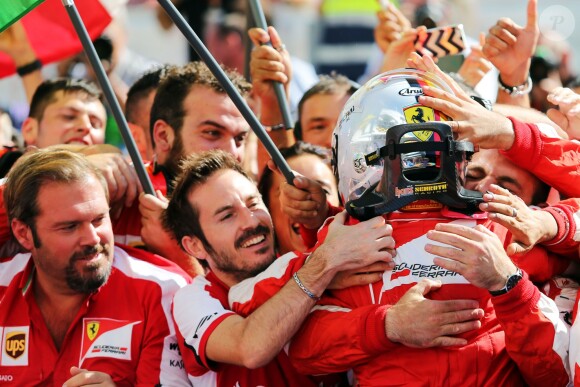 Race winner Sebastian Vettel et son écurie de la Scuderia Ferrari après sa victoire au Grand Prix de Hongrie, le 26 juillet 2015 à Mogyoród