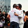 Fernando Alonso dans les bras de Tom Bianchi lors de l'hommage rendu à Jules Bianchi au Grand Prix de Hongrie, le 26 juillet 2015 à Mogyoród