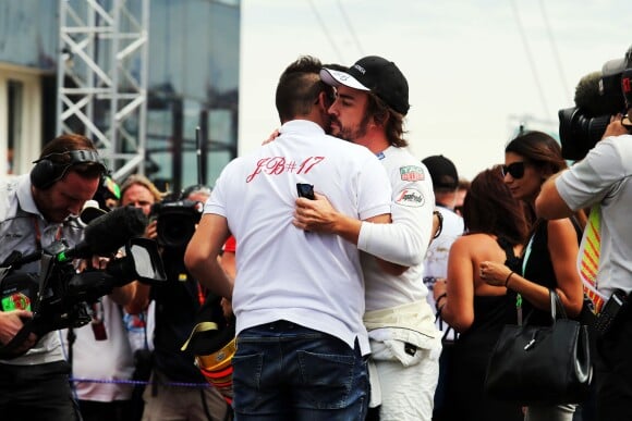 Fernando Alonso dans les bras de Tom Bianchi lors de l'hommage rendu à Jules Bianchi au Grand Prix de Hongrie, le 26 juillet 2015 à Mogyoród