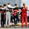 Les pilotes rassemblés autour du casque de Jules Bianchi lors de l'hommage qui lui était rendu au Grand Prix de Hongrie, le 26 juillet 2015 à Mogyoród