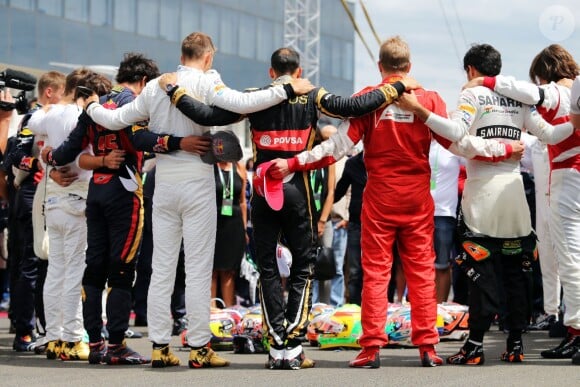 Les pilotes rassemblés autour du casque de Jules Bianchi lors de l'hommage qui lui était rendu au Grand Prix de Hongrie, le 26 juillet 2015 à Mogyoród