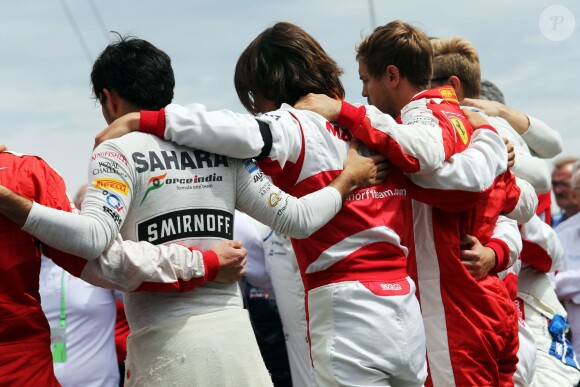 Les pilotes rassemblés autour de la famille Bianchi lors de l'hommage rendu à Jules Bianchi au Grand Prix de Hongrie, le 26 juillet 2015 à Mogyoród