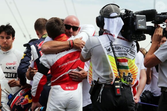 Philippe Bianchi dans les bras de Will Stevens de l'écurie Manor Marussia F1 Team lors de l'hommage rendu à Jules Bianchi au Grand Prix de Hongrie, le 26 juillet 2015 à Mogyoród