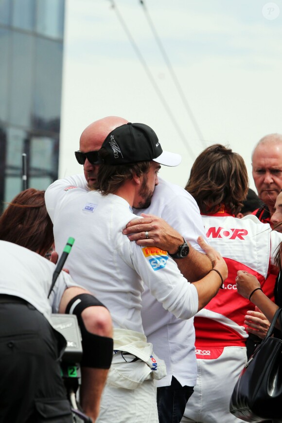 Fernando Alonso dans les bras de Philippe Bianchi lors de l'hommage rendu à Jules Bianchi au Grand Prix de Hongrie, le 26 juillet 2015 à Mogyoród